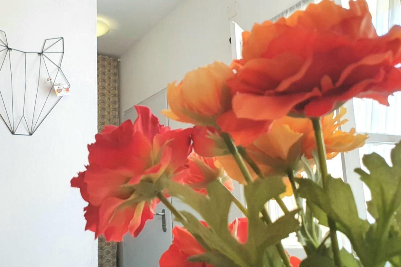 Lovelystay - Yellow Submarine House Lagos Ngoại thất bức ảnh